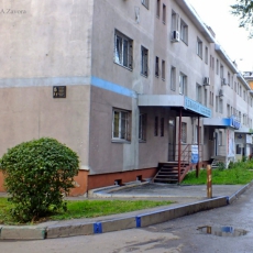Улица Хитарова, 30. Дом с мемориальной доской